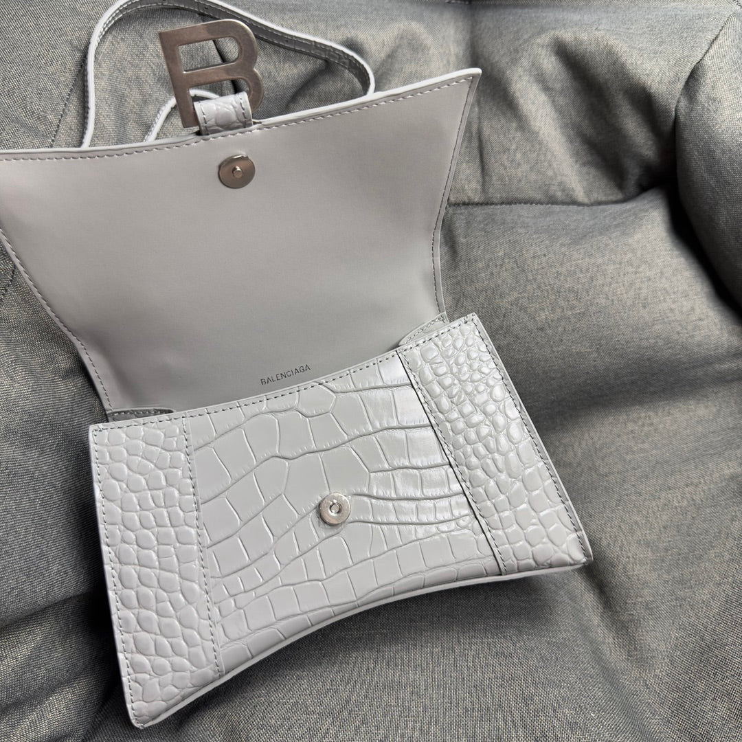 Sac sablier à motif crocodile avec boutons argentés gris