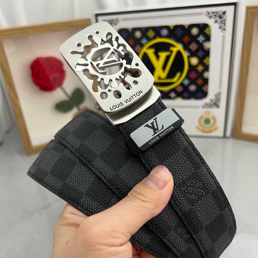 LV... Louis Vuitton 💕 Automatic belt P160